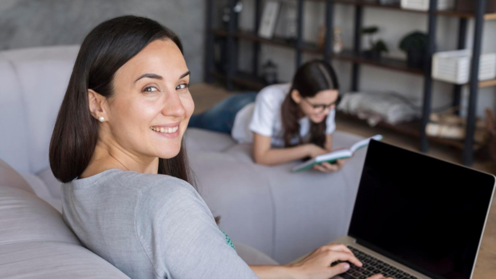 Análisis de gráficos de mercado mostrando indicadores técnicos y patrones de precio