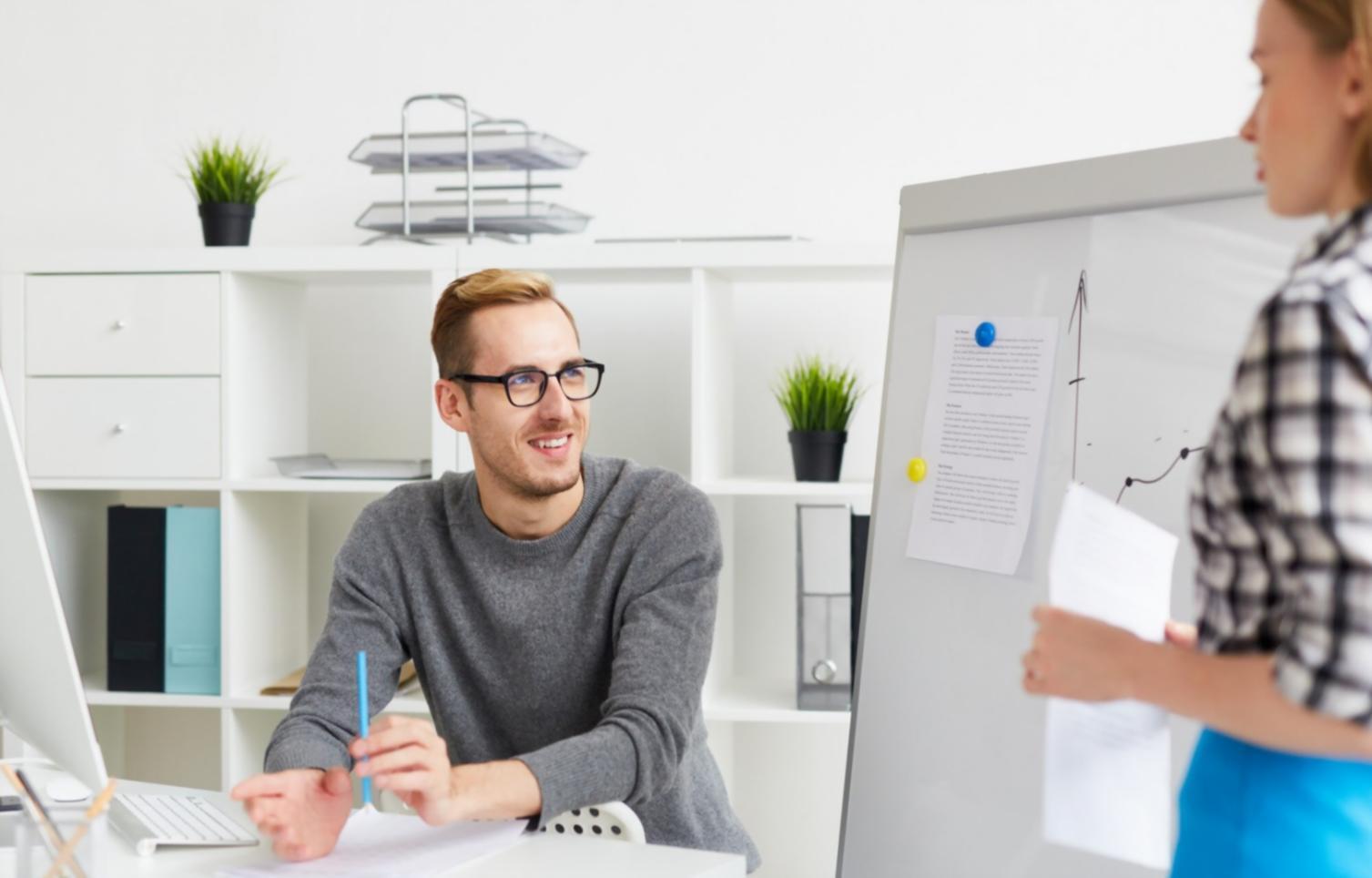Estudiante analizando estrategias de trading en plataforma profesional